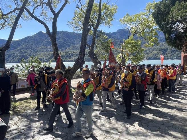 全台唯一「妈祖水上遶境」，28尊神明坐游艇游湖祈福。(吕筱蝉摄)