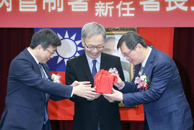 卸任署长周志浩（左起）在卫福部长薛瑞元监交下，将印信移交给新任署长庄人祥。（范扬光摄）