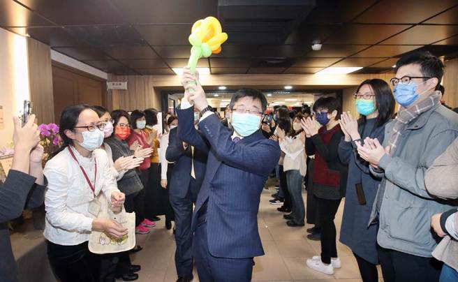 典礼结束后同仁们以掌声欢送卸任署长周志浩（中）。（范扬光摄）