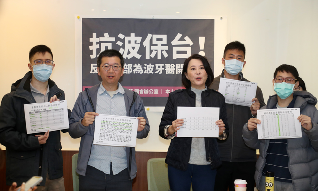 衛福部2月4日預告「國外牙醫學歷參加醫師考試臨床實作適應訓練辦法」草案，然而新公布的草案針對國外學歷實習名額通篇未提及總量管制及人數上限限制。立委王鴻薇（右）、本土小牙醫聯盟教授林元敏（左）22日召開「時中選完偷修法！？王鴻薇偕牙醫反對衛福部為波牙醫開後門」記者會，要求每年固定開放實習名額，應為牙醫生總人數十分之一，不應為波波牙醫大開後門。（劉宗龍攝）