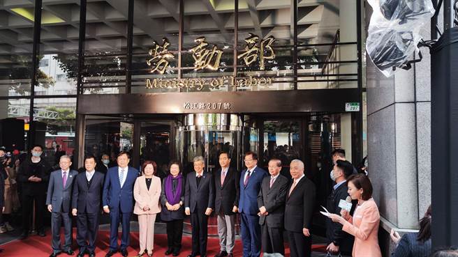 行政院院长陈建仁出席劳动部乔迁典礼前表示，目前规划特别预算后，会协助给付50％国保自付额。（林良齐摄）