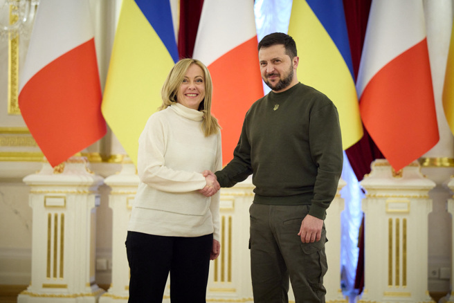 义大利是北大西洋公约组织（NATO）会员国之一，图右为义大利总理梅洛尼（Giorgia Meloni）在俄乌战争将满1年的前几天到访基辅。（图/ 路透社）
