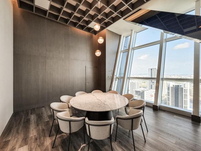 高雄「Papillon」法式餐厅，开放包厢供亲子家庭订位，客人可在大圆桌型包厢坐拥26楼高空美景。（图／Papillon提供）