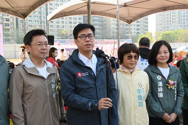 高雄市长陈其迈（左二）22 日上午到鼓山区出席文小26幼儿园兴建工程动土典礼，他感谢民进党立委赵天麟（左）协助争取幼儿园的兴建经费。（林瑞益摄）