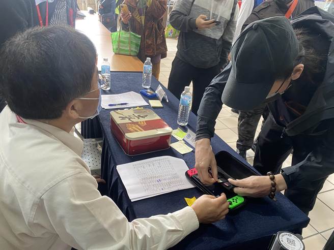新北市树林火车站今早9时半举行遗失品拍卖会，其中最受关注的Switch游戏机，被一名先生以1.3万元标走，他检查机器时赫然发现里面有7款游戏、机况正常，令他大为满意。（蔡雯如摄）