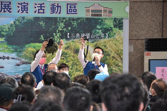 新北市树林火车站今早9时半举行遗失品拍卖会，遗失品种类琳琅满目，有脚架、相机、包包、游戏机等。（蔡雯如摄）