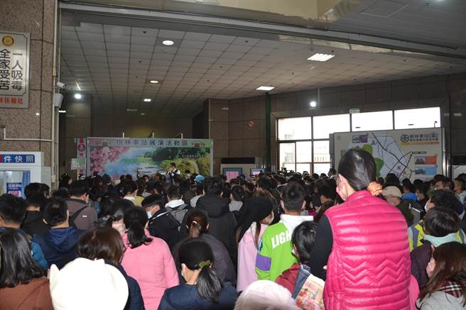 新北市树林火车站今早9时半举行遗失品拍卖会，吸引百人参与。（蔡雯如摄）