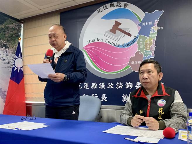 花莲县议会由资深议员谢国荣（左）宣布成立议政谘询委员会，即日起筹设作业，右为议会秘书长陈德惠。（王志伟摄）