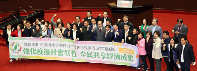 图为民进党立委们拉着在立法院议场合影。（中时资料照，张铠乙摄）