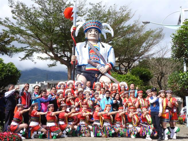 60年前曾是花莲县吉安乡南昌村娜荳兰部落地标的「Vakway祖先塑像」，歷经火灾及时代变迁等因，漂泊30多年逐渐黯淡，经吉安乡公所与各界奔走，今在老中青三代族人歌舞祝福下，顺利返回故里。(罗亦晽摄）