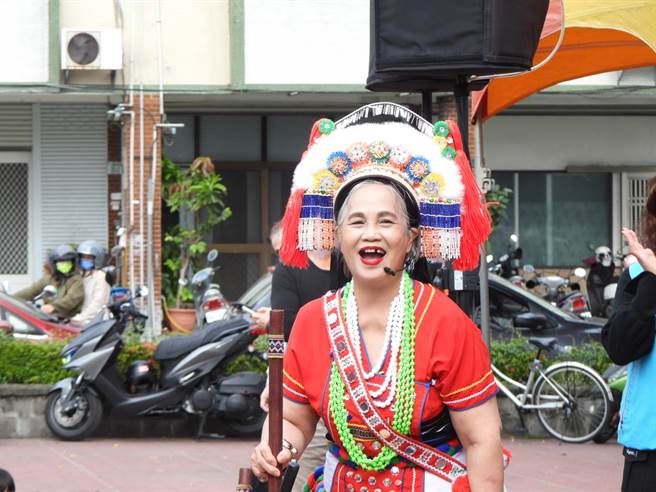 花莲阿美族文化村初代皇后许月圆欢庆「Vakway祖先塑像」回家，今天特别献唱「迎宾歌」，儘管已高龄72岁，但歌声毫无变化，依然悦耳动人、风韵犹存，获得全场喝采。（罗亦晽摄）