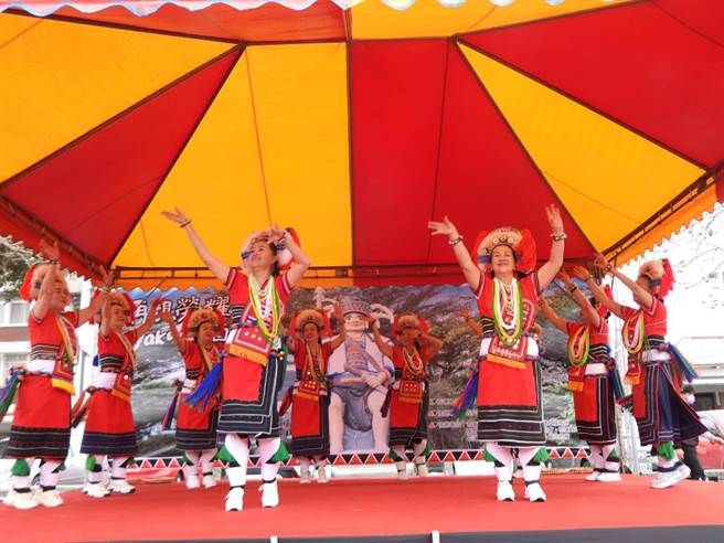 花莲阿美族文化村初代舞者们，儘管已高龄70、80岁，仍特别献上「迎宾舞」，欢迎「Vakway祖先塑像」回家。（罗亦晽摄）