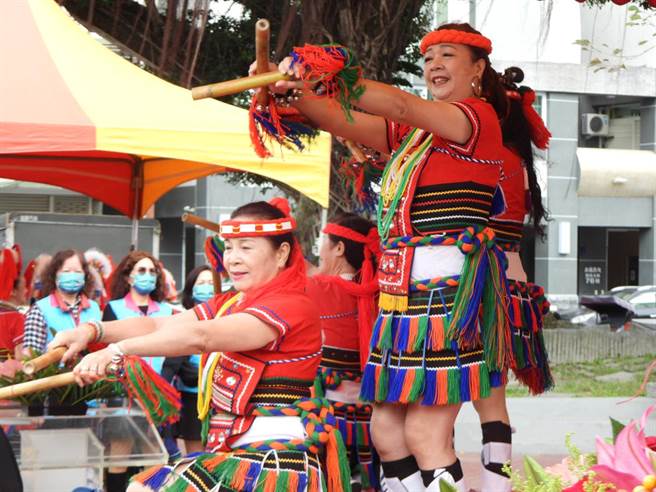 花莲阿美族文化村中生代舞者们，以「竹节舞」欢迎「Vakway祖先塑像」回家。（罗亦晽摄）