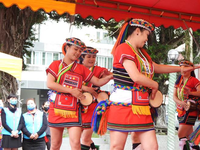 花莲阿美族文化村青年舞者们，以「小鼓舞」欢迎「Vakway祖先塑像」回家。（罗亦晽摄）