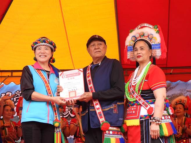 花莲吉安乡长游淑贞（左）今献上感谢状给阿美文化村董事长林国贵（中），感谢他割爱成全，将「Vakway祖先塑像」转赠公所以延续其精神风华。（罗亦晽摄）