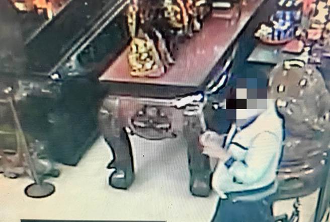 林嫌到忠勇路上一家庙宇假意上香，实则要偷虎爷身上的金牌。（翻摄照片／张亦惠台中传真）