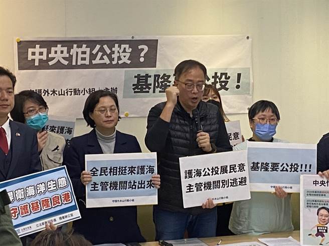 基隆四接争议未歇，民团、立委今在立院举行记者会，吶喊「基隆要公投」。（邱新博摄）