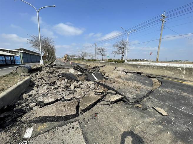 嘉义县新港乡嘉164线西往东，新港往民雄方向一处自来水公司封闭工程路段，今早被发现长约10米长路段路面隆起，柏油铺面爆裂。（黄启豪提供∕吕妍庭嘉义传真）