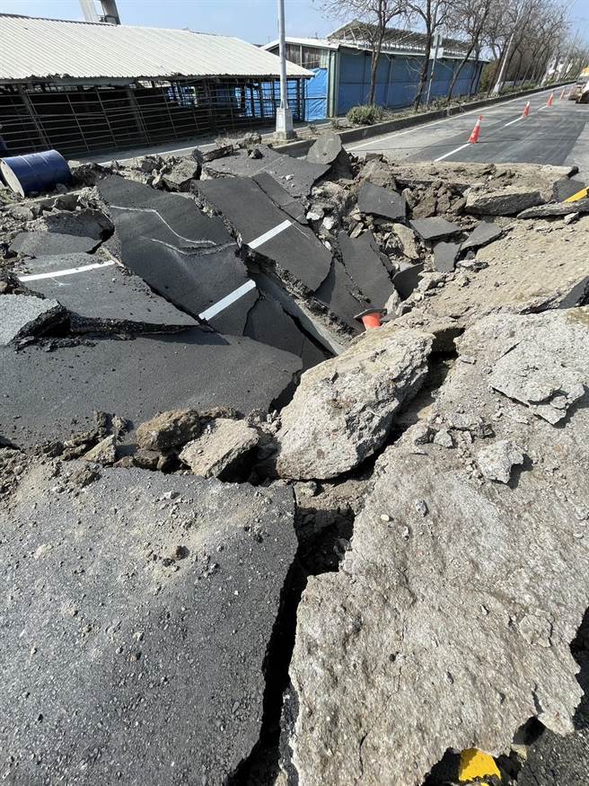 嘉义县新港乡嘉164线西往东，新港往民雄方向一处自来水公司封闭工程路段，今早被发现长约10米长路段路面隆起，柏油铺面爆裂。（黄启豪提供∕吕妍庭嘉义传真）