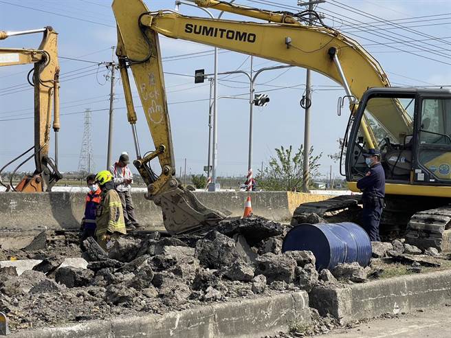 嘉义县新港乡嘉164线西往东，新港往民雄方向一处自来水公司封闭工程路段，今早被发现长约10米长路段路面隆起，柏油铺面爆裂。（黄启豪提供∕吕妍庭嘉义传真）