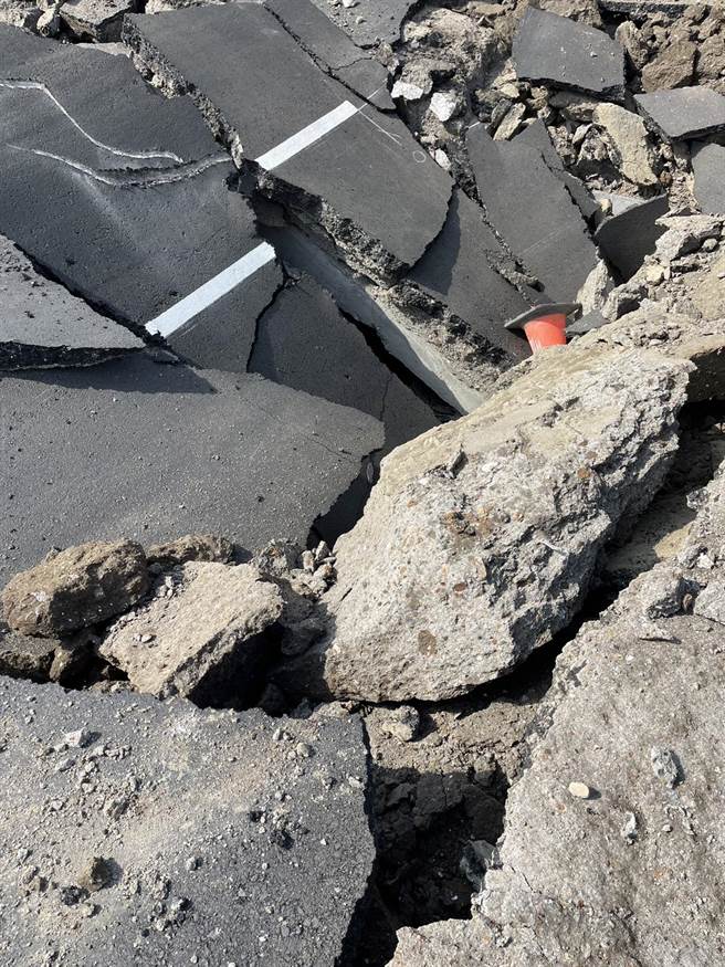 嘉义县新港乡嘉164线西往东，新港往民雄方向一处自来水公司封闭工程路段，今早被发现长约10米长路段路面隆起，柏油铺面爆裂。（黄启豪提供∕吕妍庭嘉义传真）