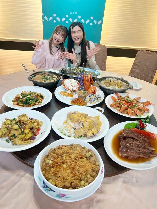 萌梓（左）相当喜欢台湾菜，右为小慧。（纬来提供）