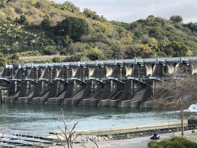 石冈坝为位于大甲溪最下游堰坝，肩负着大台中地区民生用水的重责。(陈世宗摄)