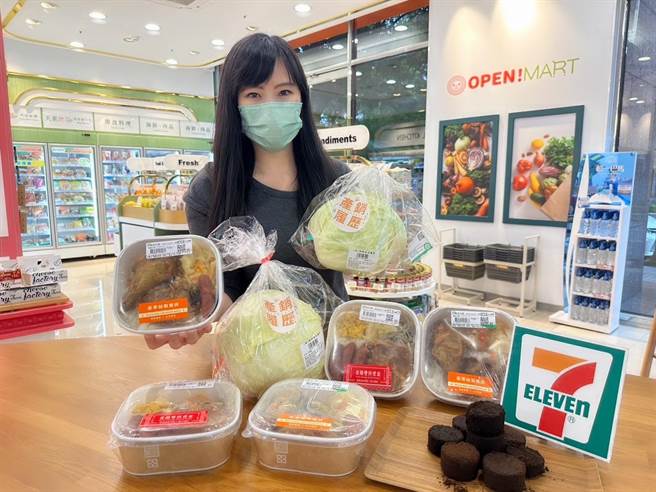 7-11推动「永续农场」计画，回收门市咖啡渣转制有机肥施用于高丽菜田间，高丽菜採收后使用于鲜食配菜、或于门市整颗新鲜贩售。（7-11提供）