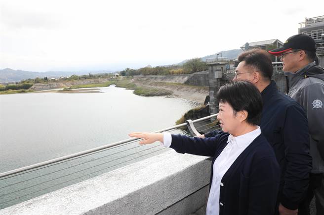台中市长卢秀燕今天率水利局长范世亿等人，前往石冈坝视察，了解大台中供水情形。(陈世宗摄)