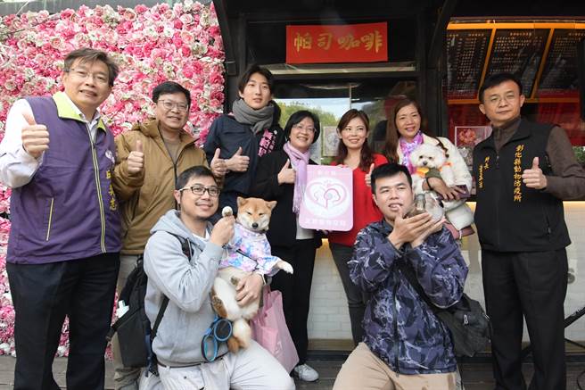 彰化縣政府推行「彰化縣友善寵物空間標章」認證申請，招募各行各業商家、機關團體申請加入友善寵物店家行列。（吳敏菁攝）