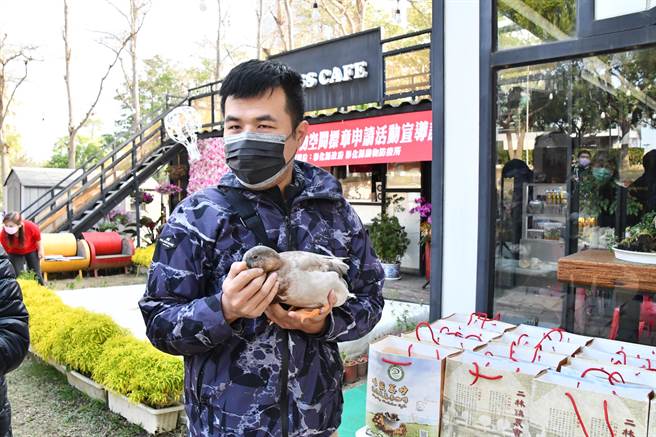 彰化縣政府推行「彰化縣友善寵物空間標章」認證申請，招募各行各業商家、機關團體申請加入友善寵物店家行列。（吳敏菁攝）