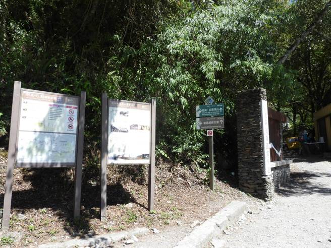 台中1行4人的登山队伍原预计在本月19日至21日攀登能高越岭道全段，19日从西段屯原登山口进，未料45岁林姓领队20日行经五甲崩壁时，不慎失足坠落150米的边坡，经救难队员赶赴上山发现已明显死亡，处理相关事宜后将协请空勤协助吊挂下山；图为屯原登山口。（罗亦晽摄）