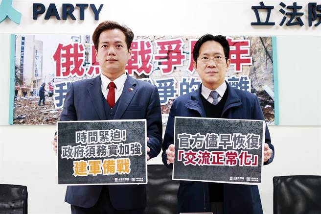 俄烏戰爭24日將滿一周年，國際情勢大幅改變，台海安全也成為國外關注焦點，民眾黨立法院黨團總召邱臣遠（左）、幹事長張其祿（右）呼籲做好這三件事。（張其祿辦公室提供）