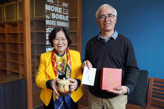 陈美子(左)就读大叶大学管理学院博士班时，在洪朝阳老师(右)的指导下，结合龙腾字与陶瓷杯。(大叶大学提供／吴建辉彰化传真)
