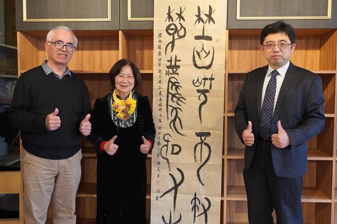 陈美子送给学校「野火烧不尽，春风吹又生」的墨宝，祝福学校永续发展、生生不息。(大叶大学提供／吴建辉彰化传真)