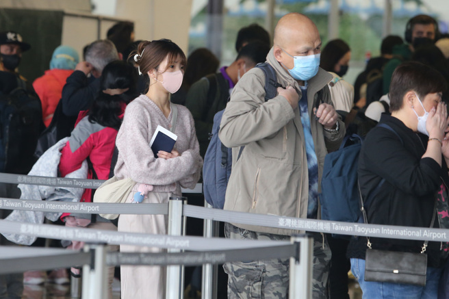 花136元加购1服务，旅日达人下机第一个领行李。图为旅客入境的画面。（陈麒全摄)