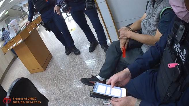 6旬男子误信网路「股票投资」，行员警长阻诈。(警方提供)