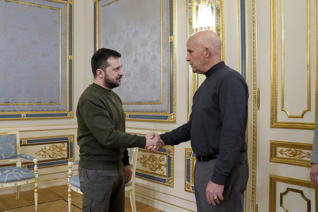 共和黨籍的麥考爾（Michael McCaul）表示，總統拜登政府和國家安全會議（NSC）對於「多快運送，以及送什麼武器」給烏克蘭仍然意見分歧。(圖/美聯社)