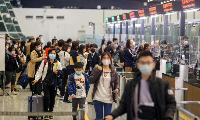 疫情趨緩，桃園機場出現大量旅客。(資料照)