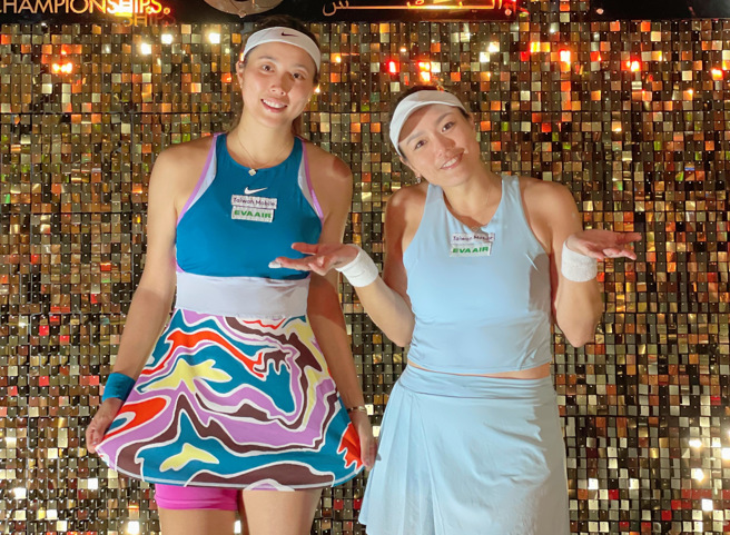 詹咏然（右）和妹妹詹皓晴（左）携手打进杜拜女网赛女双8强。（刘雪贞提供）