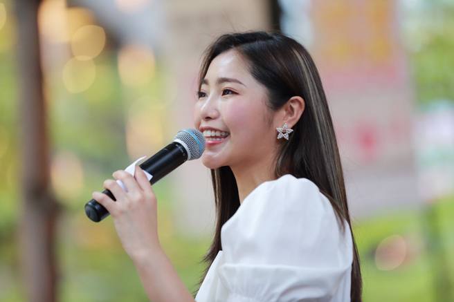 27岁的杨净宇昔日跨足歌唱、戏剧领域，皆有亮眼表现。(图/杨净宇 脸书)