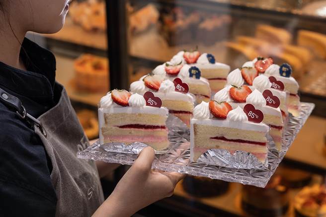 85度C「草莓甜心」酸甜绵密，现还有买切片蛋糕抽Switch OLED主机活动。（85度C提供）