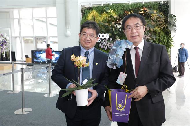 台南市長黃偉哲(右)今天北上宣傳「2023台灣國際蘭展」。(台南市政府提供／曹婷婷台南傳真)