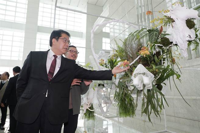 台南市長黃偉哲今天北上宣傳「2023台灣國際蘭展」，推薦大家314白色情人節送蘭花表心意。(台南市政府提供／曹婷婷台南傳真)