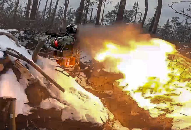 俄罗斯国防部公布的照片显示，1名伞兵2023年2月15日攻击乌克兰不明地点。（美联社）