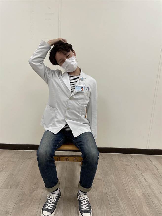 缩下巴、身体挺直，用手将头往侧边方向拉，进行斜方肌牵拉运动。（卫福部苗栗医院提供／李京升苗栗传真）