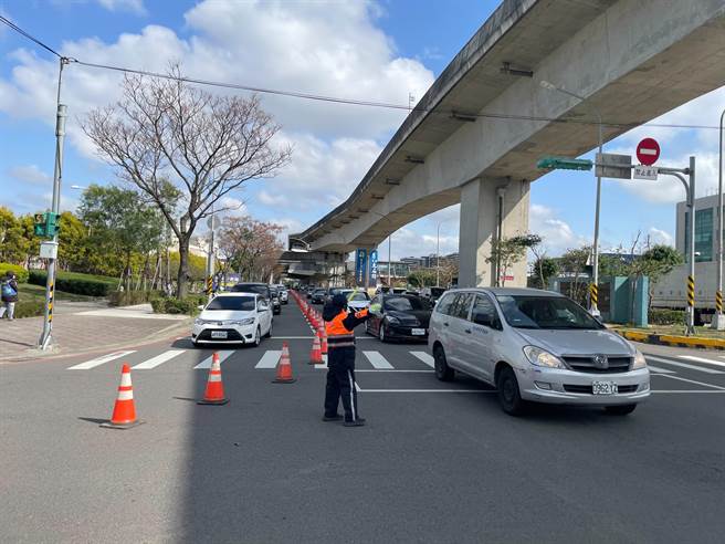 桃警成立交通监控中心，整合运用天罗地网监视影像及各交通资讯平台，并出动空拍机，严密监控交通状况，随时指挥调度警力加强疏导。(警方提供／蔡依珍桃园传真)