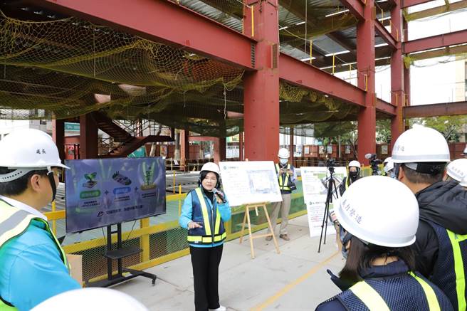 云林县长张丽善（左二）说明虎尾镇立体停车场工程进度，希望得标厂商打造特色商场。（云林县政府提供／张朝欣云林传真）