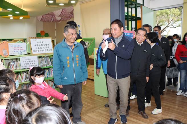 苗栗县长锺东锦与孩子们开心互动。（苗栗县政府提供／李京升苗栗传真）