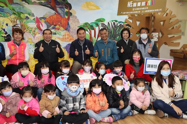 苗栗县长锺东锦22日前往视察客语教学。（苗栗县政府提供／李京升苗栗传真）